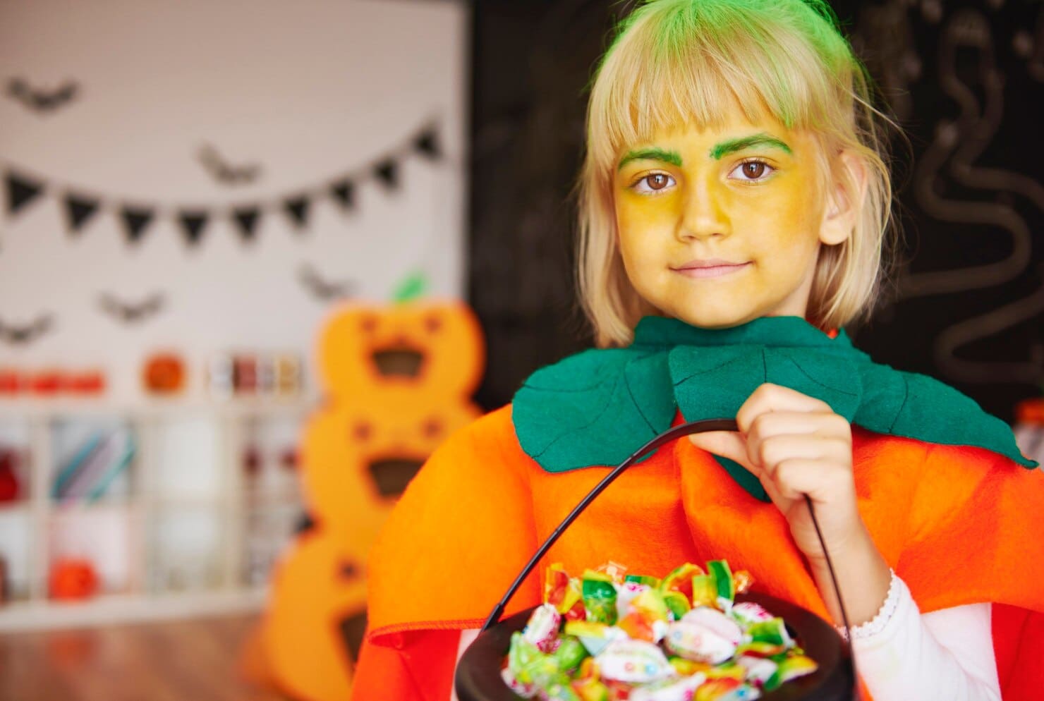 chica traje calabaza cuenco dulces